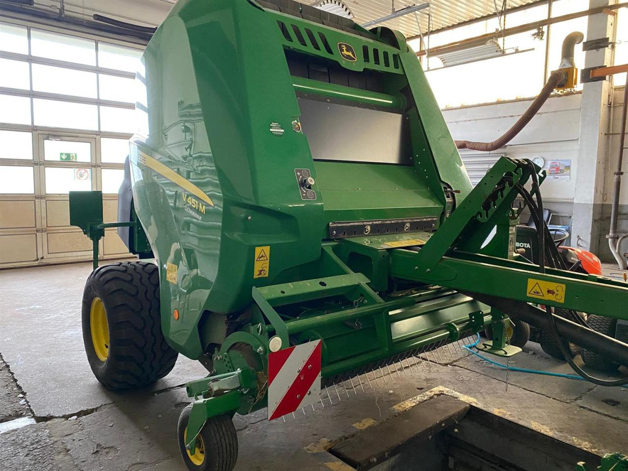 John Deere V451M MaxiCut 13 - Χορτοδετική μηχανή στρόγγυλης μπάλας: φωτογραφία 2 John Deere V451M MaxiCut 13 - Χορτοδετική μηχανή στρόγγυλης μπάλας: φωτογραφία 2