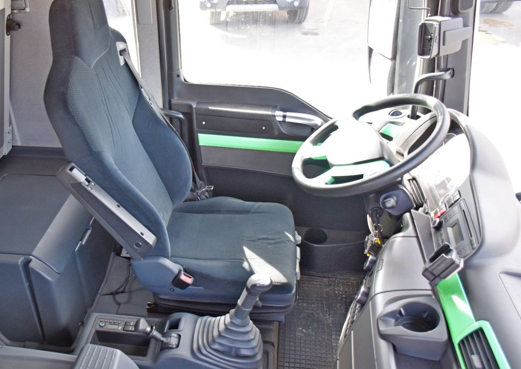 Interior photo 1: Φορτηγό με γερανό MAN TGX 26.440 Pritsche 6,40 m* PK 29002+FUNK *6x4 MAN TGX 26.440 Pritsche 6,40 m* PK 29002+FUNK *6x4