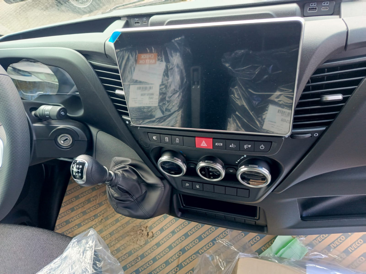 IVECO Daily 35 180 7-Sitzer - Επιβατικό βαν, Διπλοκάμπινο ελαφρύ επαγγελματικό: φωτογραφία 5 IVECO Daily 35 180 7-Sitzer - Επιβατικό βαν, Διπλοκάμπινο ελαφρύ επαγγελματικό: φωτογραφία 5