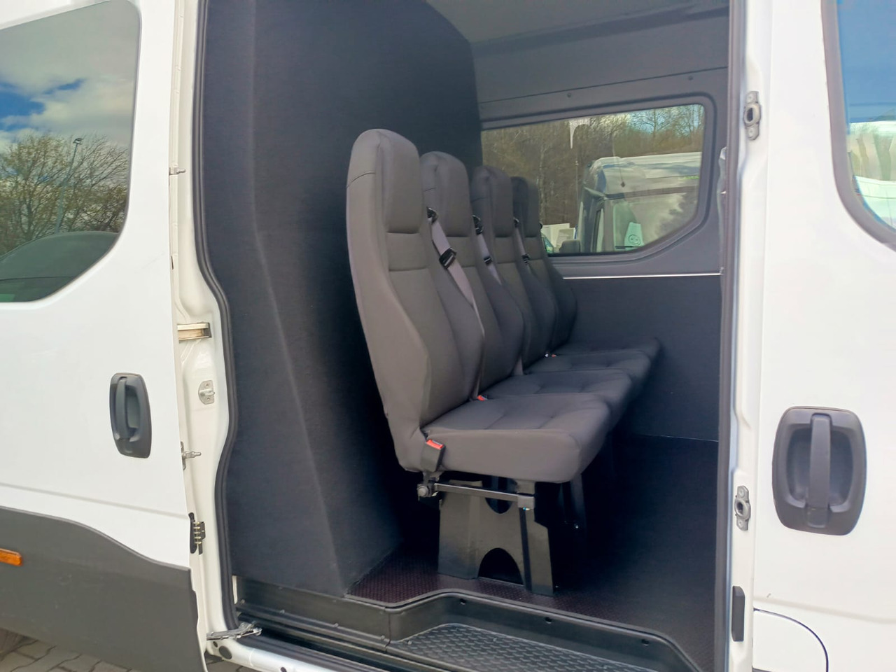IVECO Daily 35 180 7-Sitzer - Επιβατικό βαν, Διπλοκάμπινο ελαφρύ επαγγελματικό: φωτογραφία 1 IVECO Daily 35 180 7-Sitzer - Επιβατικό βαν, Διπλοκάμπινο ελαφρύ επαγγελματικό: φωτογραφία 1