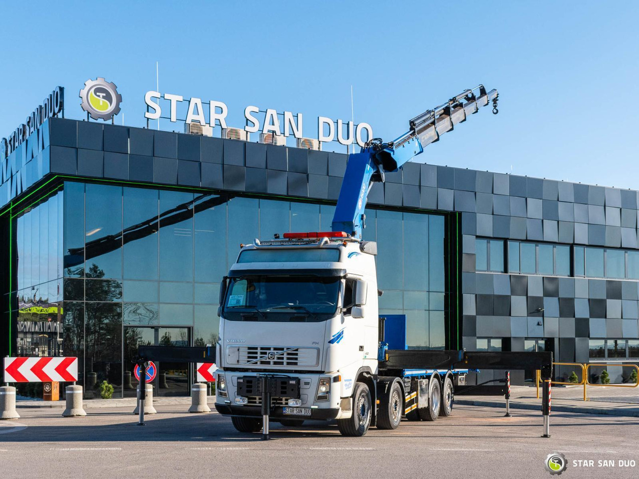 - Φορτηγό με γερανό: φωτογραφία 1 - Φορτηγό με γερανό: φωτογραφία 1