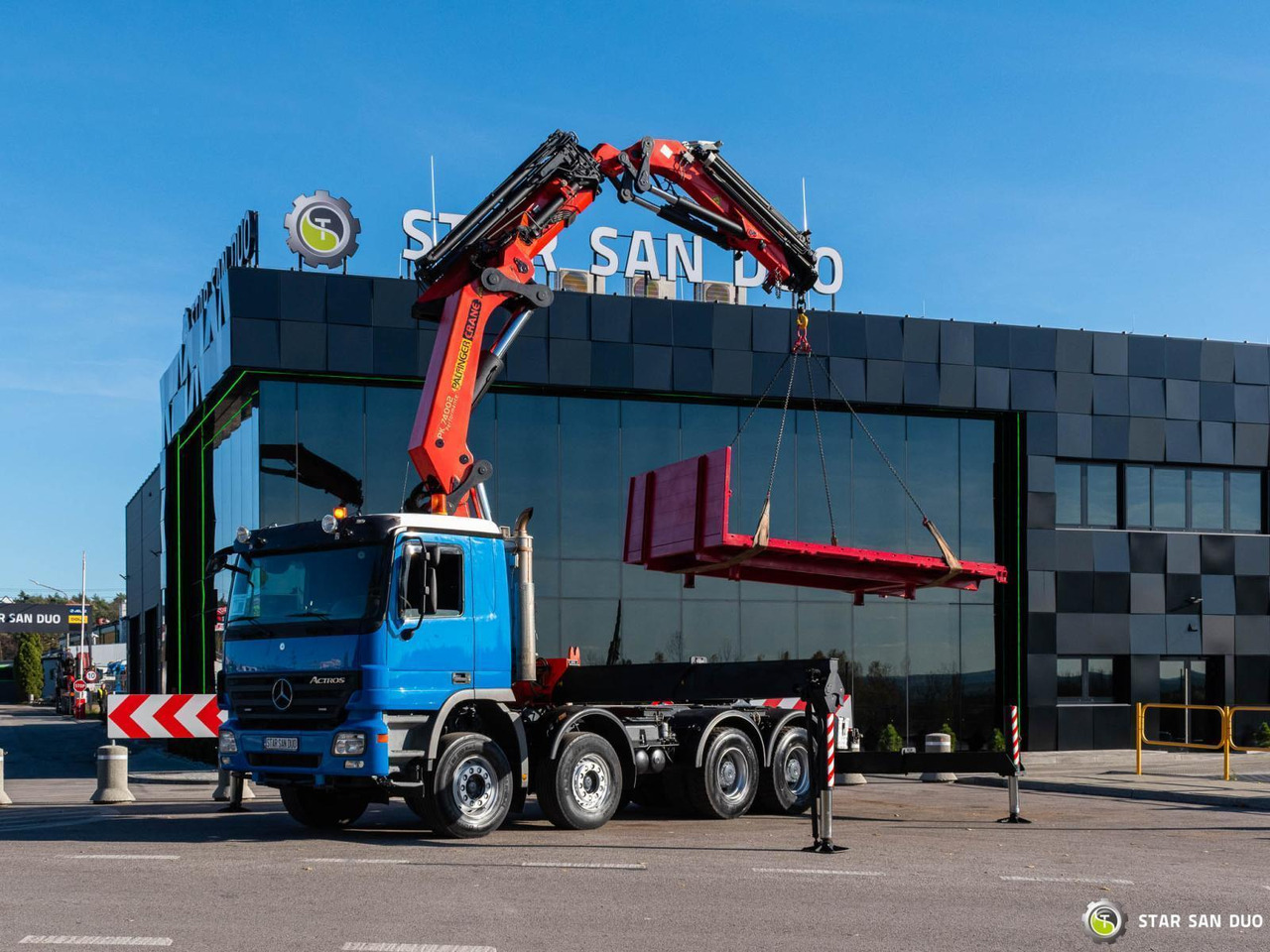 - Φορτηγό με γερανό: φωτογραφία 1 - Φορτηγό με γερανό: φωτογραφία 1
