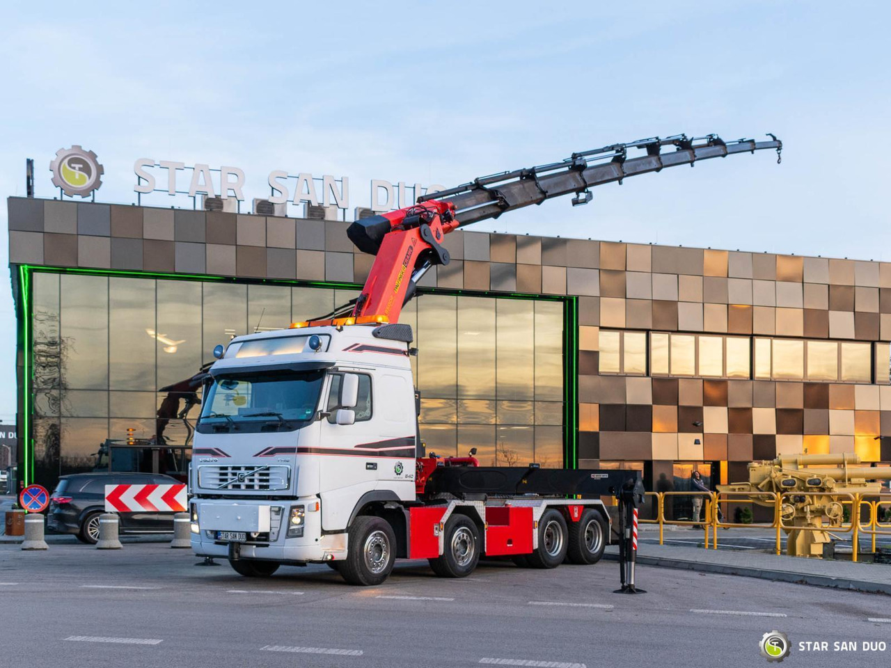 - Φορτηγό με γερανό: φωτογραφία 1 - Φορτηγό με γερανό: φωτογραφία 1