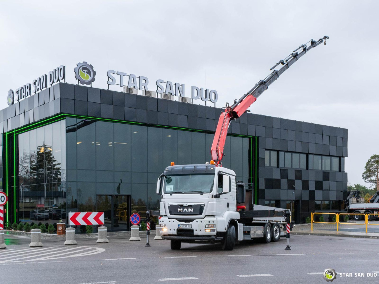 - Φορτηγό με γερανό: φωτογραφία 1 - Φορτηγό με γερανό: φωτογραφία 1