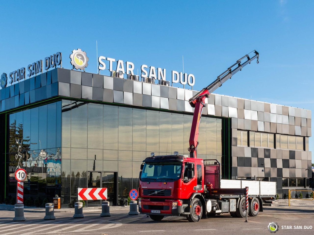 - Φορτηγό με γερανό: φωτογραφία 1 - Φορτηγό με γερανό: φωτογραφία 1
