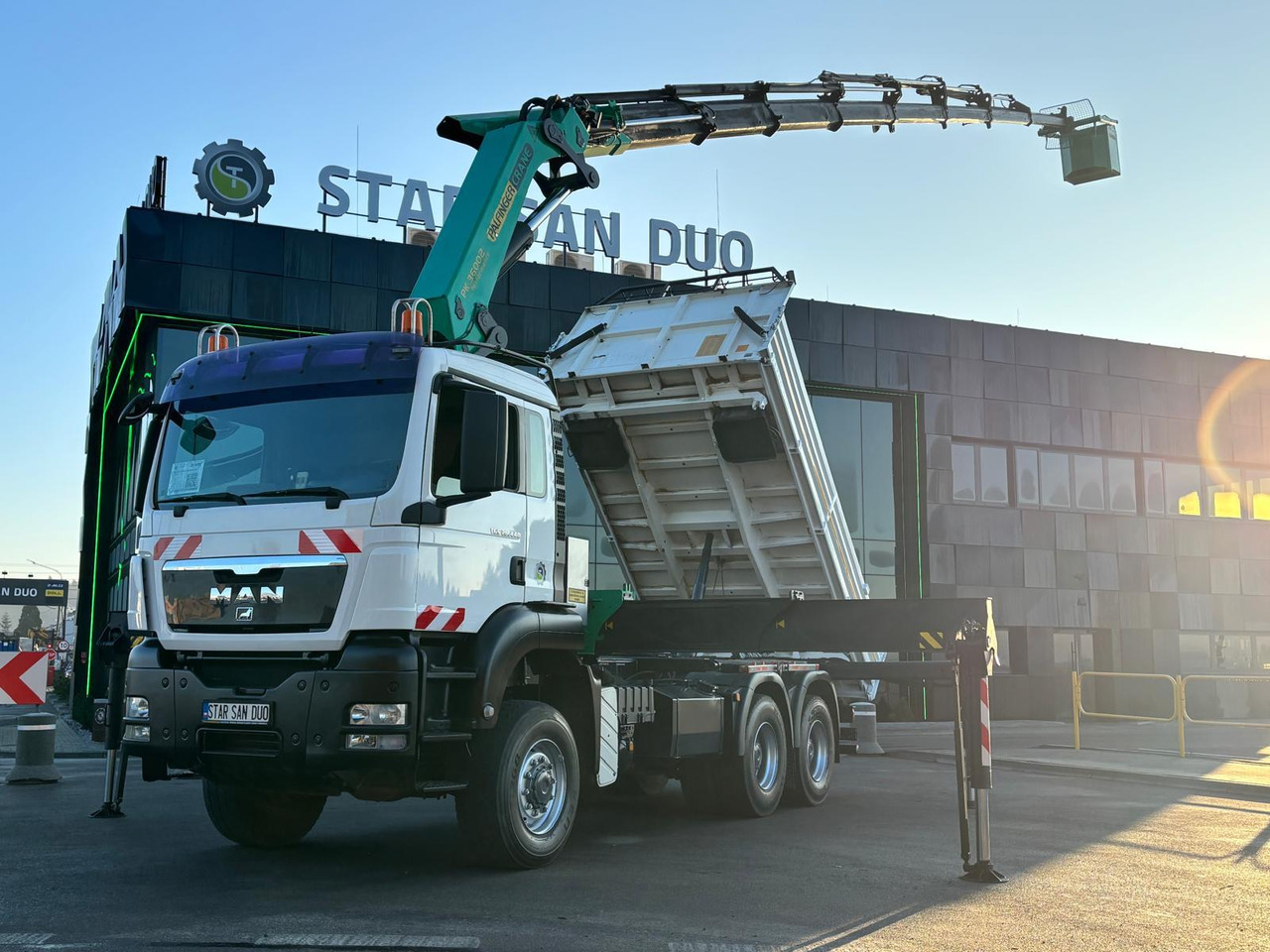 - Φορτηγό ανατρεπόμενο: φωτογραφία 1 - Φορτηγό ανατρεπόμενο: φωτογραφία 1