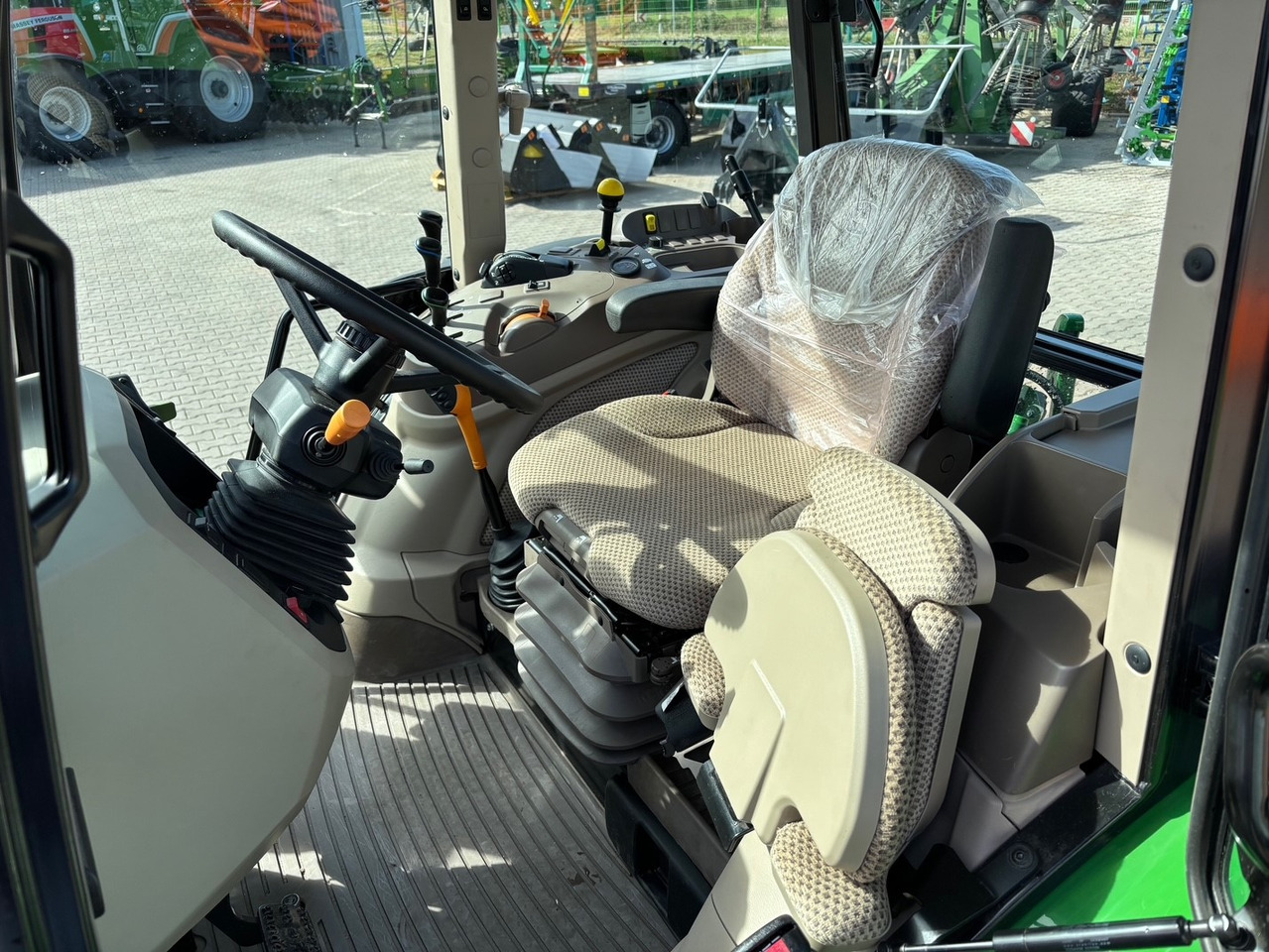 John Deere 5090 M - Τρακτέρ: φωτογραφία 4 John Deere 5090 M - Τρακτέρ: φωτογραφία 4