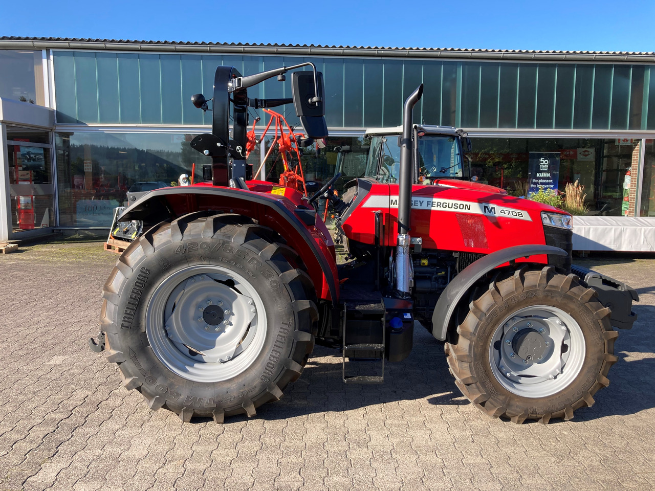 Massey Ferguson 4708 M Plattform Essential - Τρακτέρ: φωτογραφία 1 Massey Ferguson 4708 M Plattform Essential - Τρακτέρ: φωτογραφία 1