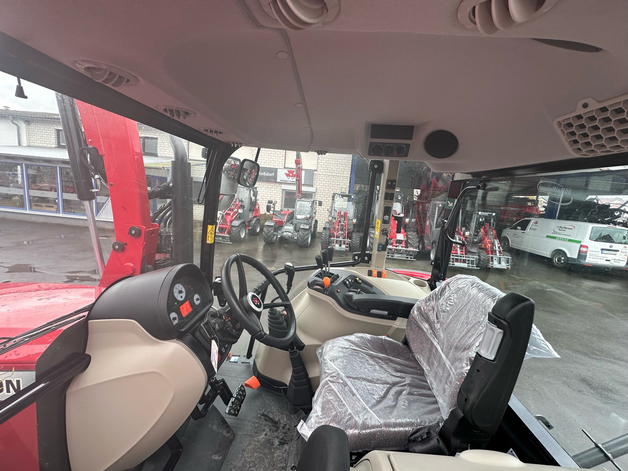 Massey Ferguson 4710 M Cab Essential Dyna 2 - Τρακτέρ: φωτογραφία 5 Massey Ferguson 4710 M Cab Essential Dyna 2 - Τρακτέρ: φωτογραφία 5