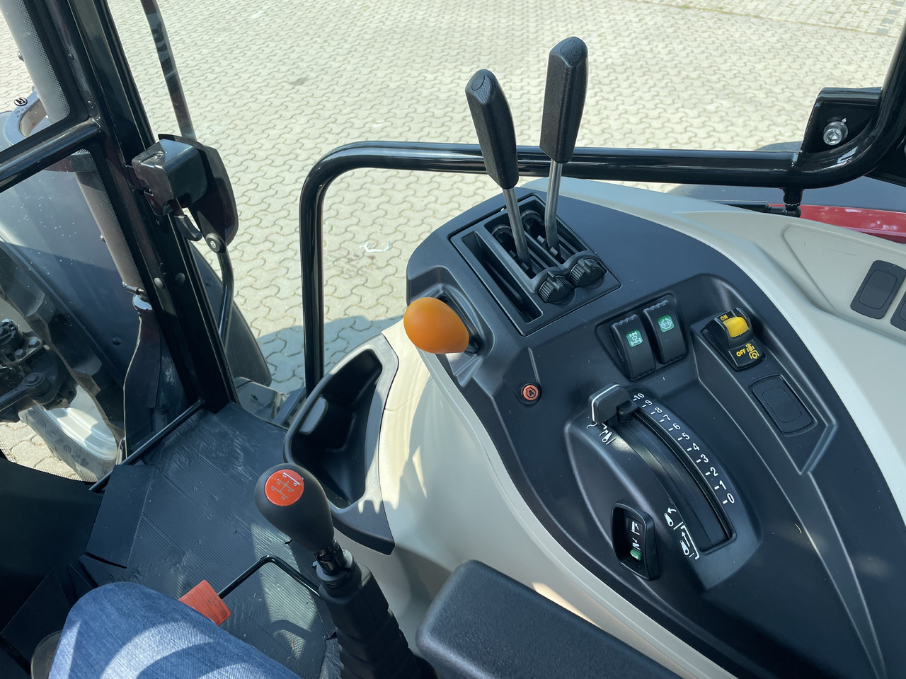 Massey Ferguson 5712M 4WD Cab Essential - Τρακτέρ: φωτογραφία 3 Massey Ferguson 5712M 4WD Cab Essential - Τρακτέρ: φωτογραφία 3