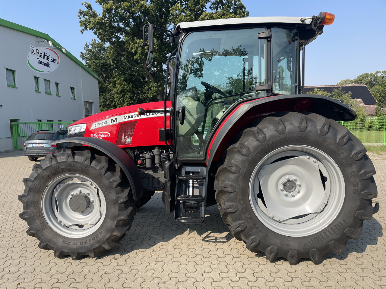 Massey Ferguson 5712M 4WD Cab Essential - Τρακτέρ: φωτογραφία 2 Massey Ferguson 5712M 4WD Cab Essential - Τρακτέρ: φωτογραφία 2