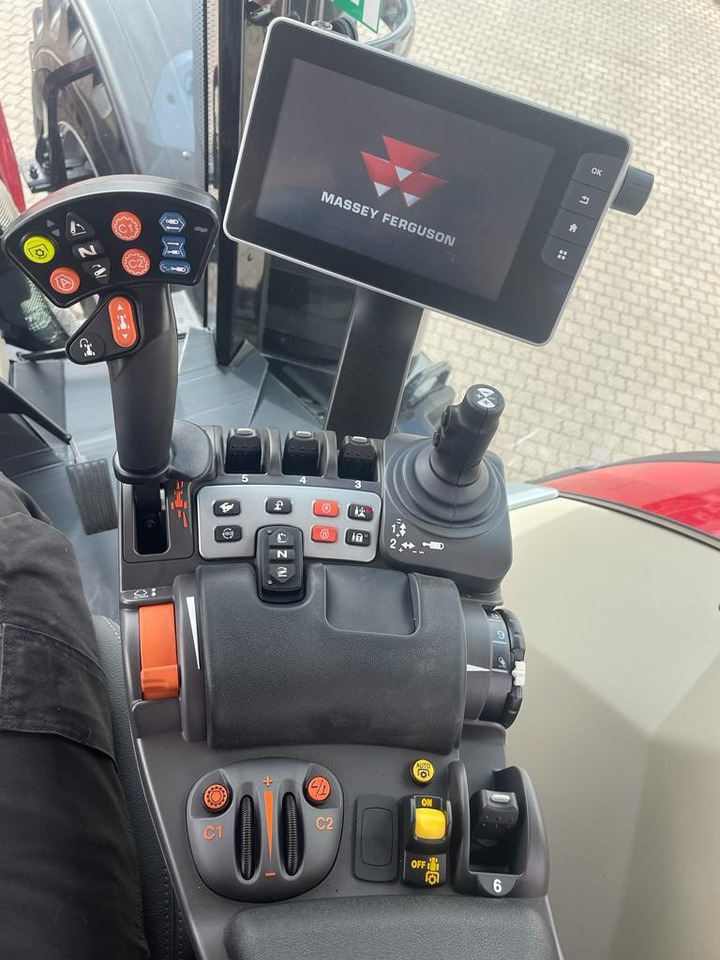 Massey Ferguson 8732 Dyna-VT EXCLUSIVE - Τρακτέρ: φωτογραφία 4 Massey Ferguson 8732 Dyna-VT EXCLUSIVE - Τρακτέρ: φωτογραφία 4