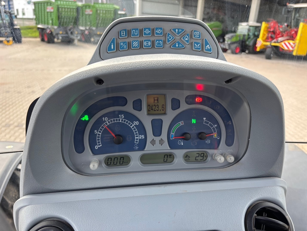 New Holland T6.140 Auto Command - Τρακτέρ: φωτογραφία 2 New Holland T6.140 Auto Command - Τρακτέρ: φωτογραφία 2