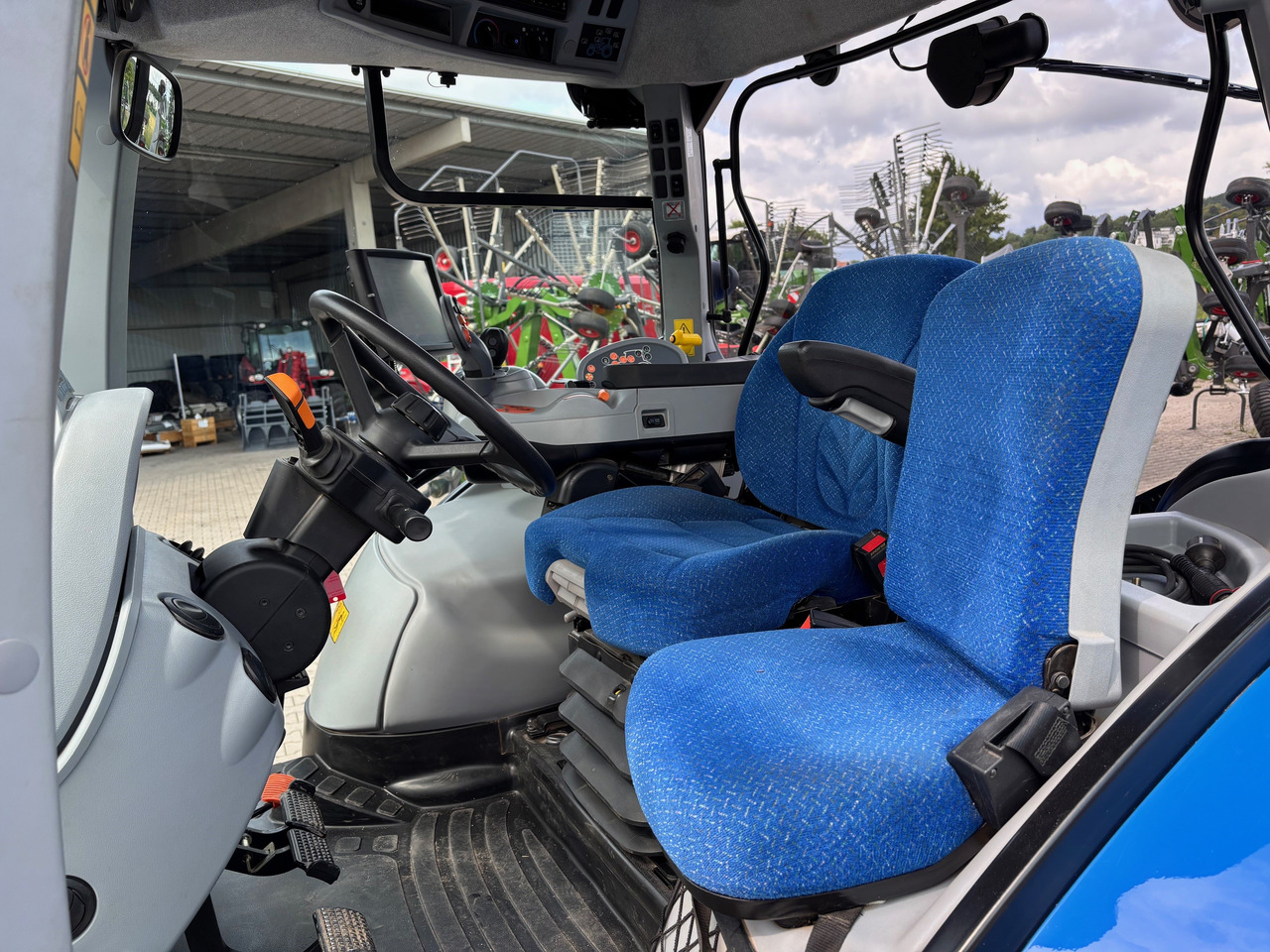 New Holland T6.140 Auto Command - Τρακτέρ: φωτογραφία 4 New Holland T6.140 Auto Command - Τρακτέρ: φωτογραφία 4