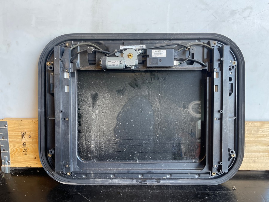 MERCEDES SUN ROOF A9438300342 - Καμπίνα και εσωτερικό για Φορτηγό: φωτογραφία 2 MERCEDES SUN ROOF A9438300342 - Καμπίνα και εσωτερικό για Φορτηγό: φωτογραφία 2