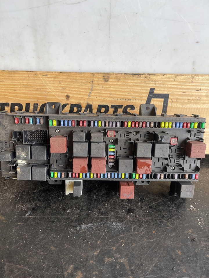 RENAULT FUSE BOX 7421939524 - Καμπίνα και εσωτερικό για Φορτηγό: φωτογραφία 1 RENAULT FUSE BOX 7421939524 - Καμπίνα και εσωτερικό για Φορτηγό: φωτογραφία 1