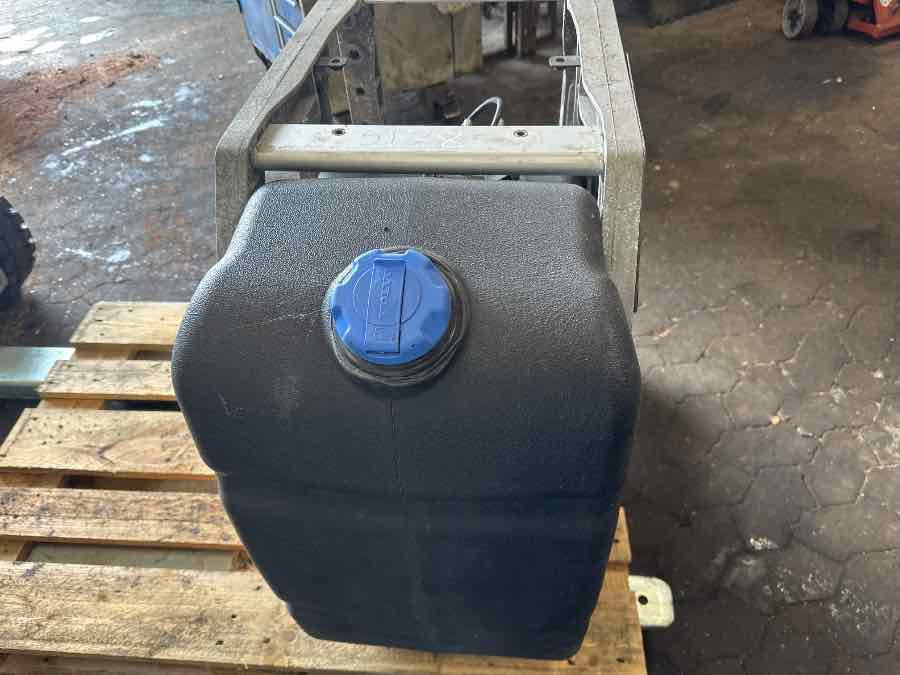 VOLVO ADBLUE TANK 21645367 - Σύστημα καυσίμου για Φορτηγό: φωτογραφία 3 VOLVO ADBLUE TANK 21645367 - Σύστημα καυσίμου για Φορτηγό: φωτογραφία 3