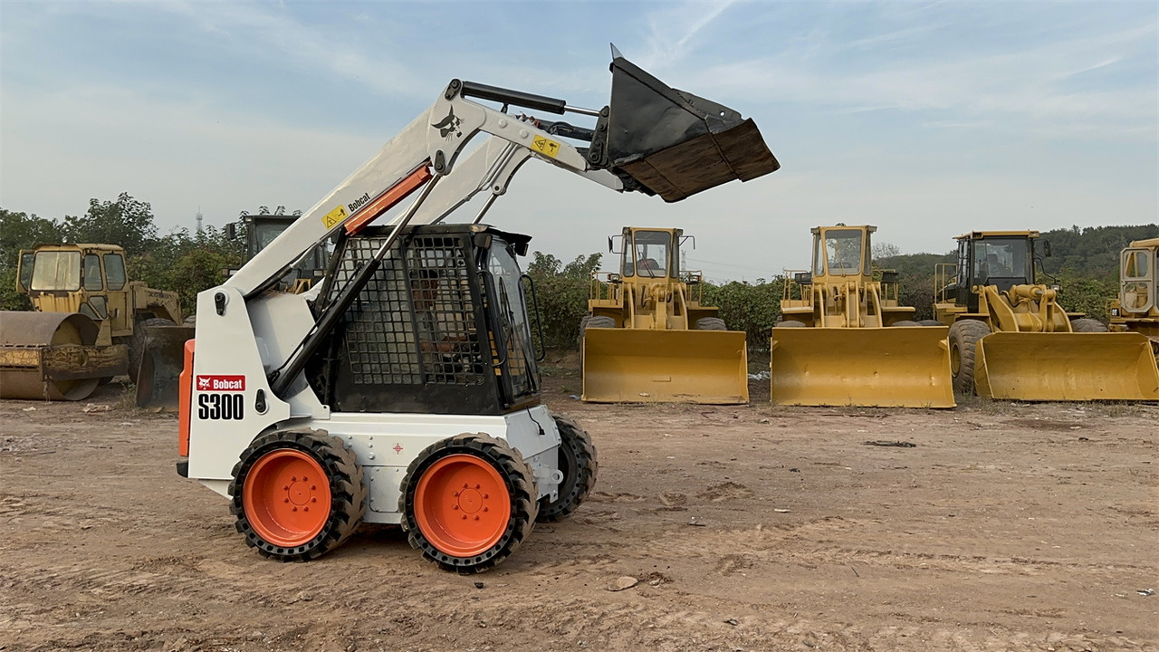 BOBCAT S300 - Φορτωτής πλάγιας ολίσθησης: φωτογραφία 1 BOBCAT S300 - Φορτωτής πλάγιας ολίσθησης: φωτογραφία 1