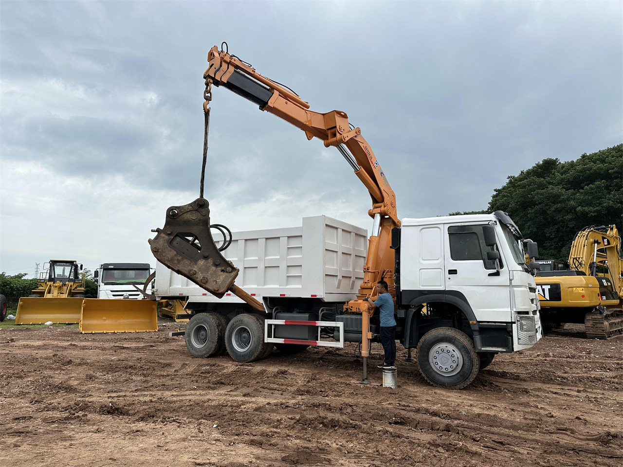 HOWO 371 Mounted Crane Dump truck - Φορτηγό με γερανό: φωτογραφία 1 HOWO 371 Mounted Crane Dump truck - Φορτηγό με γερανό: φωτογραφία 1