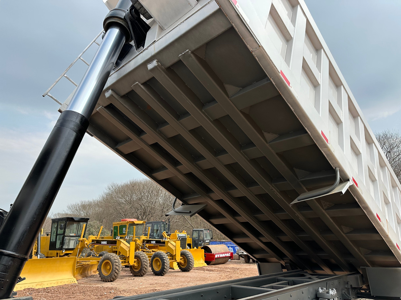 Φορτηγό ανατρεπόμενο για τη μεταφορά χύδηνυλικών SINOTRUK HOWO Dump truck 371 6x4: φωτογραφία 12 Φορτηγό ανατρεπόμενο για τη μεταφορά χύδηνυλικών SINOTRUK HOWO Dump truck 371 6x4: φωτογραφία 12