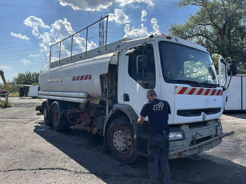 Renault 320 - Φορτηγό βυτιοφόρο: φωτογραφία 3 Renault 320 - Φορτηγό βυτιοφόρο: φωτογραφία 3