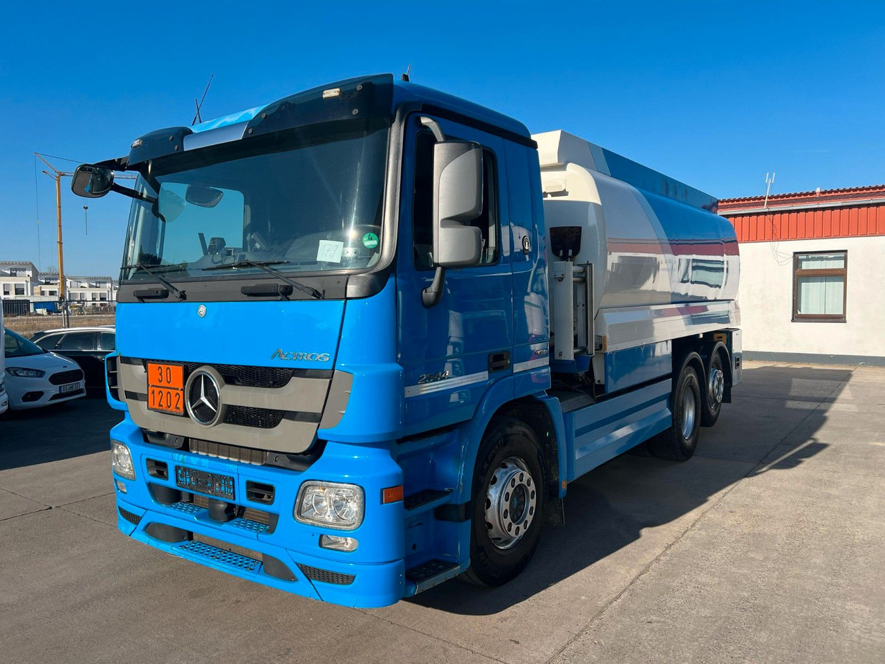 Mercedes-Benz ACTROS 2544 * 3 KAMMER * OBEN/UNTEN * LIFT * - Φορτηγό βυτιοφόρο: φωτογραφία 1 Mercedes-Benz ACTROS 2544 * 3 KAMMER * OBEN/UNTEN * LIFT * - Φορτηγό βυτιοφόρο: φωτογραφία 1