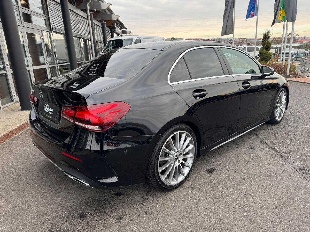 Mercedes-Benz A 200 AMG 19"+Ambiente+R-Kamera+Pano+LED+MBUX - Λιμουζίνα/ Sedan: φωτογραφία 4 Mercedes-Benz A 200 AMG 19"+Ambiente+R-Kamera+Pano+LED+MBUX - Λιμουζίνα/ Sedan: φωτογραφία 4