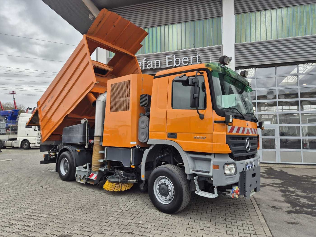 Mercedes-Benz Actros 2032 A 4x4 Bucher STKF 9500 Airport 30x - Σάρωθρο δρόμων: φωτογραφία 2 Mercedes-Benz Actros 2032 A 4x4 Bucher STKF 9500 Airport 30x - Σάρωθρο δρόμων: φωτογραφία 2