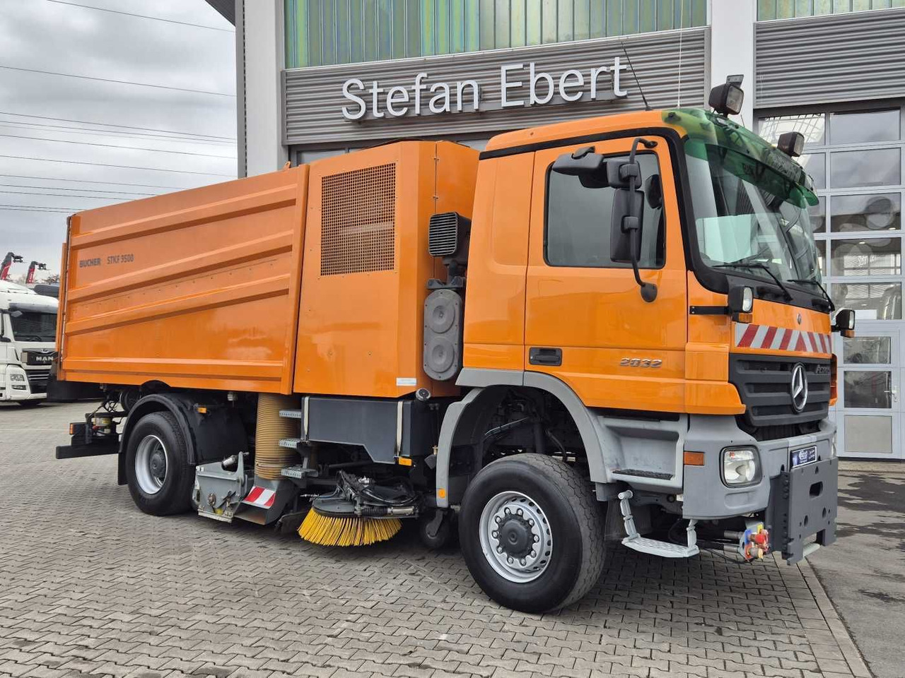Mercedes-Benz Actros 2032 A 4x4 Bucher STKF 9500 Airport 30x - Σάρωθρο δρόμων: φωτογραφία 4 Mercedes-Benz Actros 2032 A 4x4 Bucher STKF 9500 Airport 30x - Σάρωθρο δρόμων: φωτογραφία 4