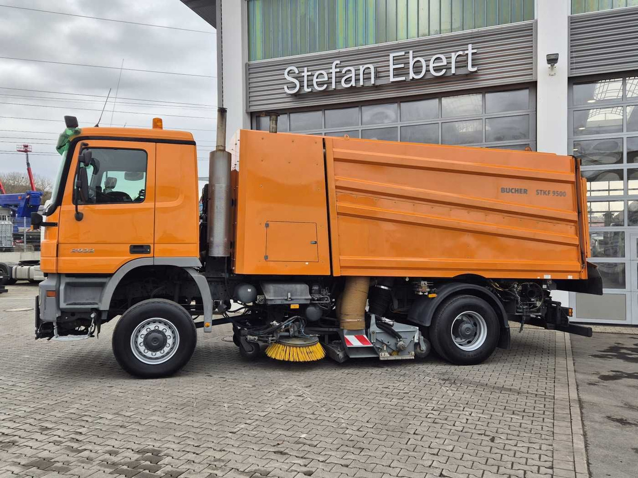 Mercedes-Benz Actros 2032 A 4x4 Bucher STKF 9500 Airport 30x - Σάρωθρο δρόμων: φωτογραφία 5 Mercedes-Benz Actros 2032 A 4x4 Bucher STKF 9500 Airport 30x - Σάρωθρο δρόμων: φωτογραφία 5