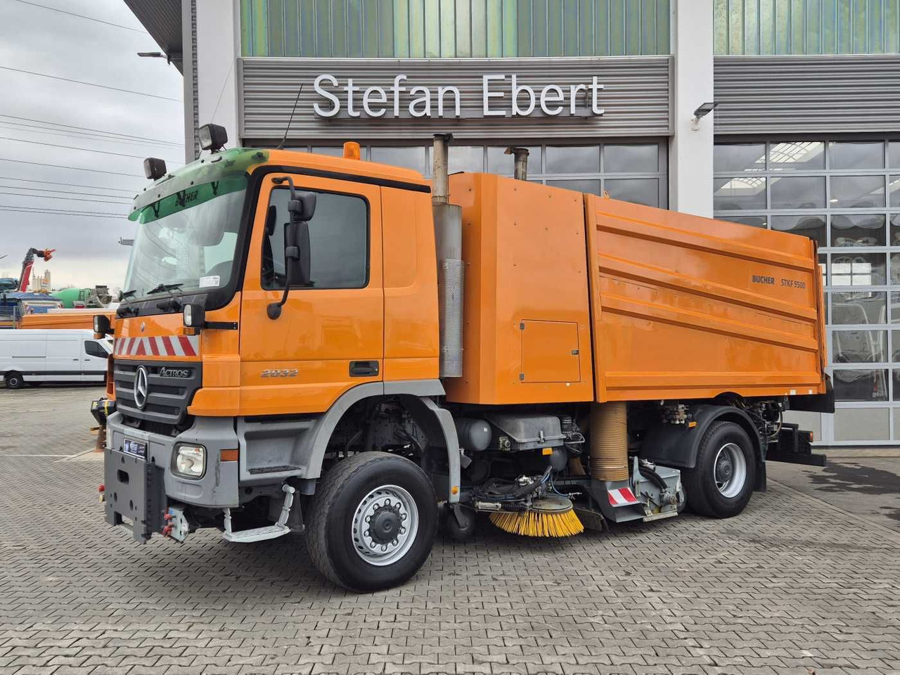 Mercedes-Benz Actros 2032 A 4x4 Bucher STKF 9500 Airport 30x - Σάρωθρο δρόμων: φωτογραφία 3 Mercedes-Benz Actros 2032 A 4x4 Bucher STKF 9500 Airport 30x - Σάρωθρο δρόμων: φωτογραφία 3