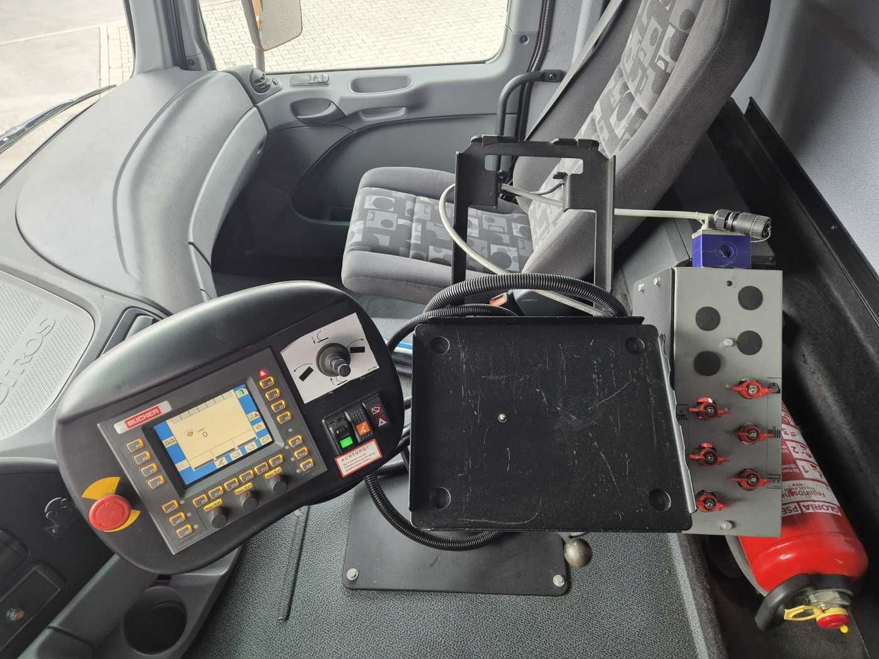 Σάρωθρο δρόμων Mercedes-Benz Actros 2032 A 4x4 Bucher STKF 9500 Airport 30x: φωτογραφία 11 Σάρωθρο δρόμων Mercedes-Benz Actros 2032 A 4x4 Bucher STKF 9500 Airport 30x: φωτογραφία 11