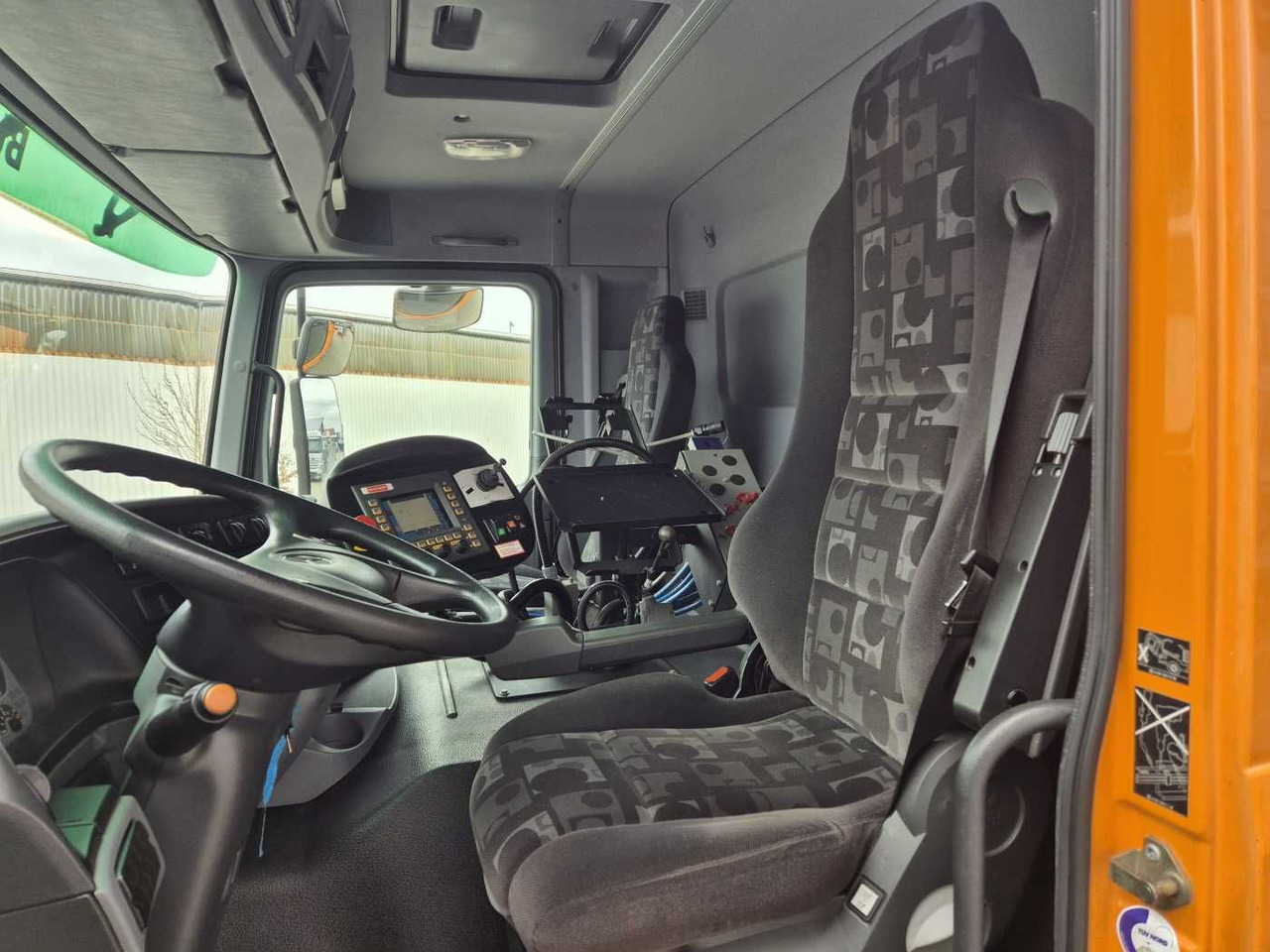 Σάρωθρο δρόμων Mercedes-Benz Actros 2032 A 4x4 Bucher STKF 9500 Airport 30x: φωτογραφία 10 Σάρωθρο δρόμων Mercedes-Benz Actros 2032 A 4x4 Bucher STKF 9500 Airport 30x: φωτογραφία 10