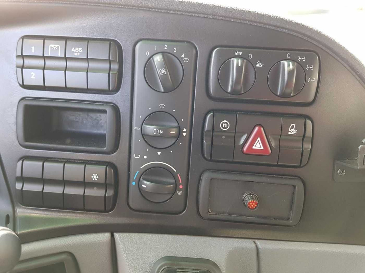 Σάρωθρο δρόμων Mercedes-Benz Actros 2032 A 4x4 Bucher STKF 9500 Airport: φωτογραφία 15