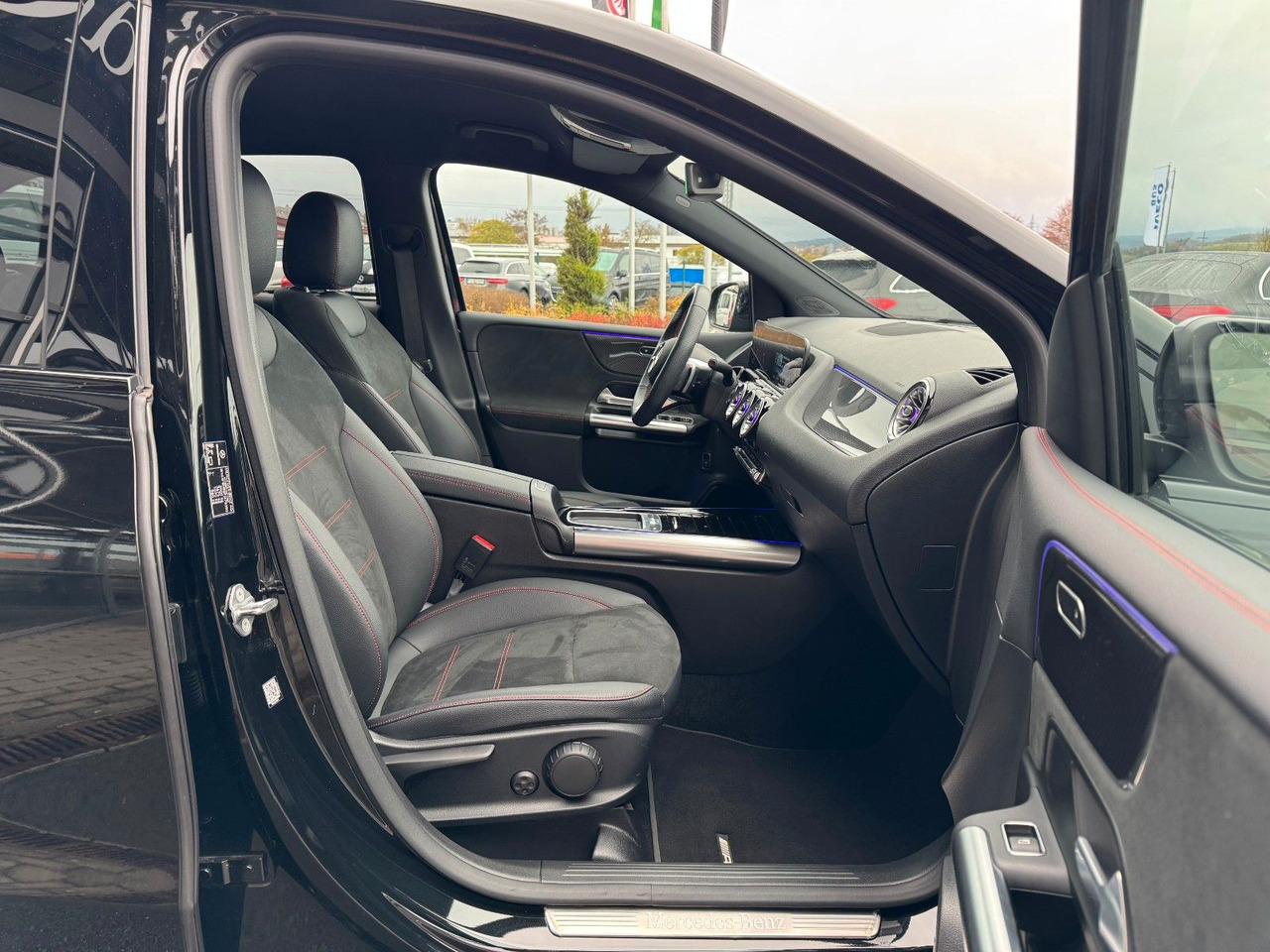 Mercedes-Benz B 200 AMG+AHK+Ambiente+RFK+MBUX+Night - Λιμουζίνα/ Sedan: φωτογραφία 4 Mercedes-Benz B 200 AMG+AHK+Ambiente+RFK+MBUX+Night - Λιμουζίνα/ Sedan: φωτογραφία 4