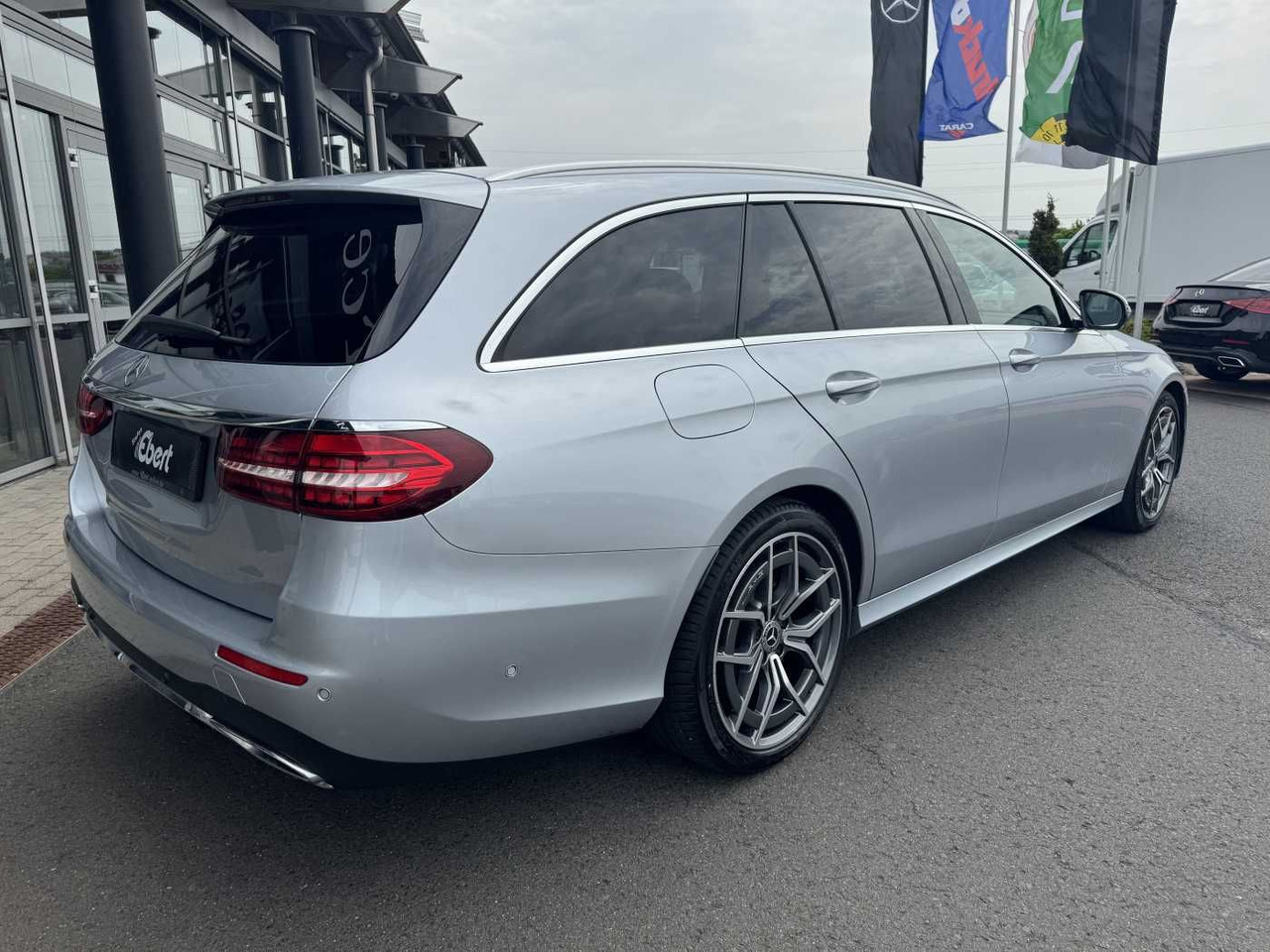 Mercedes-Benz E 220d T AMG+AHK+ESD+RKamera+TotW+ Ambiente - Αυτοκίνητο: φωτογραφία 4 Mercedes-Benz E 220d T AMG+AHK+ESD+RKamera+TotW+ Ambiente - Αυτοκίνητο: φωτογραφία 4