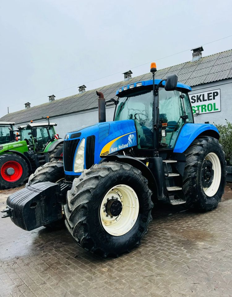 New Holland T8020 - Τρακτέρ: φωτογραφία 1 New Holland T8020 - Τρακτέρ: φωτογραφία 1