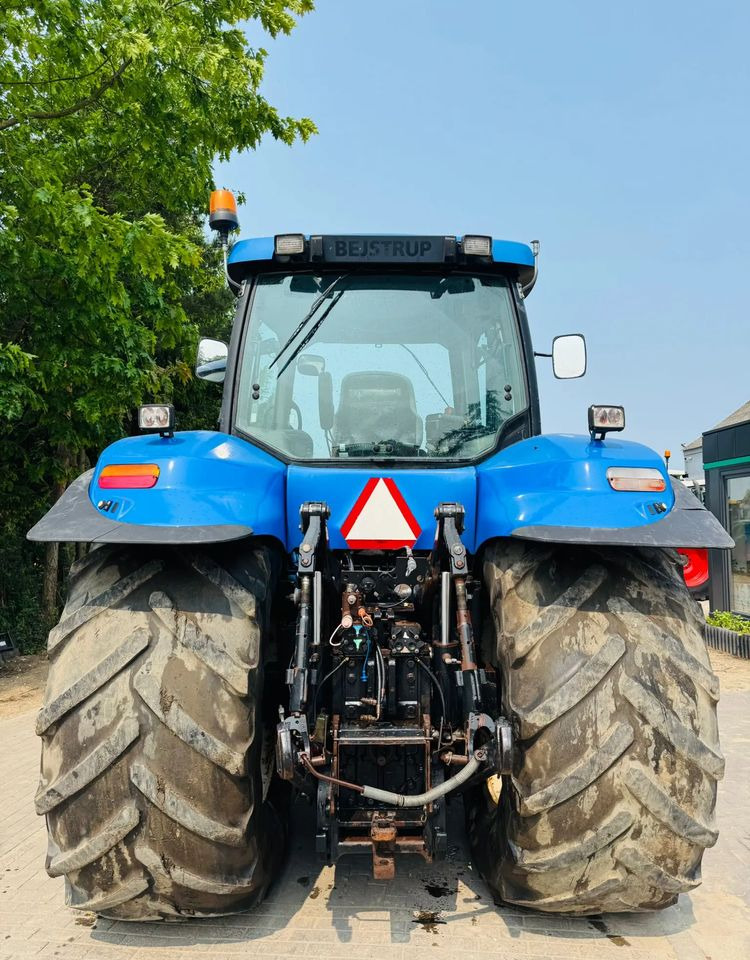 New Holland T8040 - Τρακτέρ: φωτογραφία 4 New Holland T8040 - Τρακτέρ: φωτογραφία 4