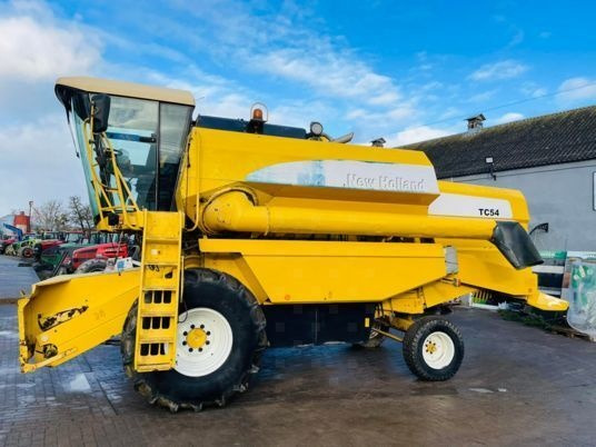 New Holland TC 54 - Θεριζοαλωνιστική μηχανή: φωτογραφία 1 New Holland TC 54 - Θεριζοαλωνιστική μηχανή: φωτογραφία 1