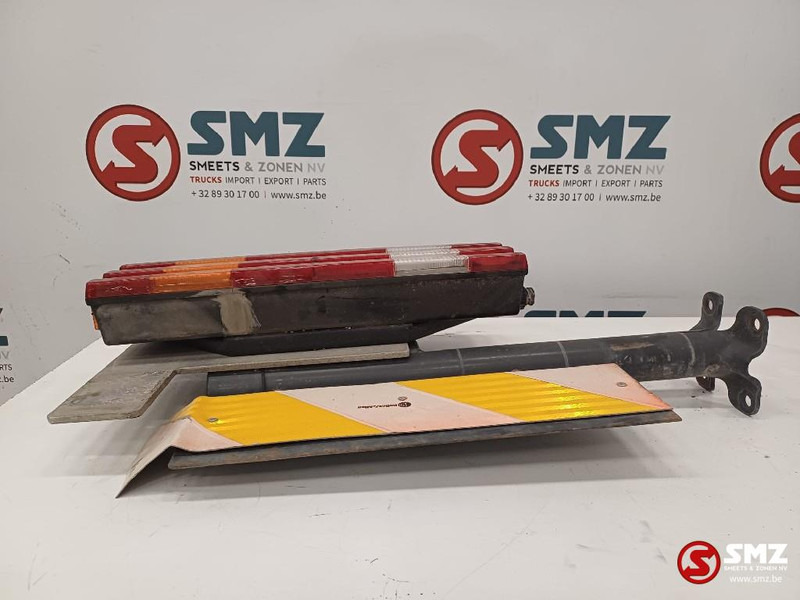 Mercedes-Benz Occ achterlicht rechts met steun Mercedes - Φανάρι πίσω για Φορτηγό: φωτογραφία 2 Mercedes-Benz Occ achterlicht rechts met steun Mercedes - Φανάρι πίσω για Φορτηγό: φωτογραφία 2