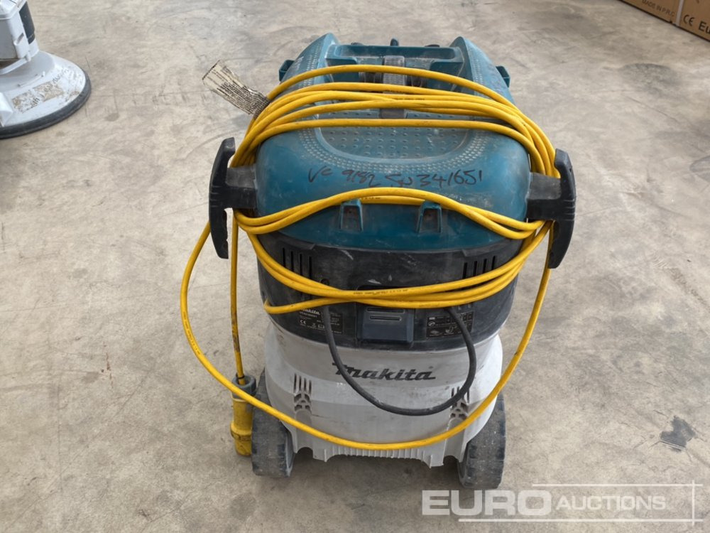 Makita VC4210MX1 110 Volt Dust Extractor - Εξοπλισμού κατασκευών: φωτογραφία 4 Makita VC4210MX1 110 Volt Dust Extractor - Εξοπλισμού κατασκευών: φωτογραφία 4