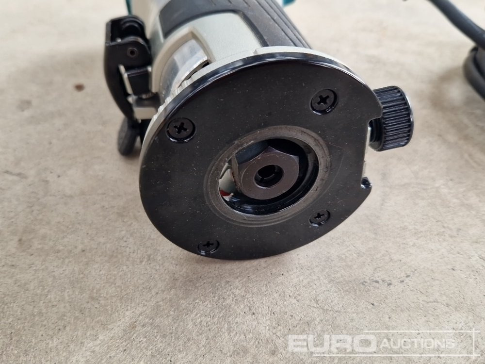 Unused Makita RT0700C 110v Router - Εξοπλισμού κατασκευών: φωτογραφία 5 Unused Makita RT0700C 110v Router - Εξοπλισμού κατασκευών: φωτογραφία 5