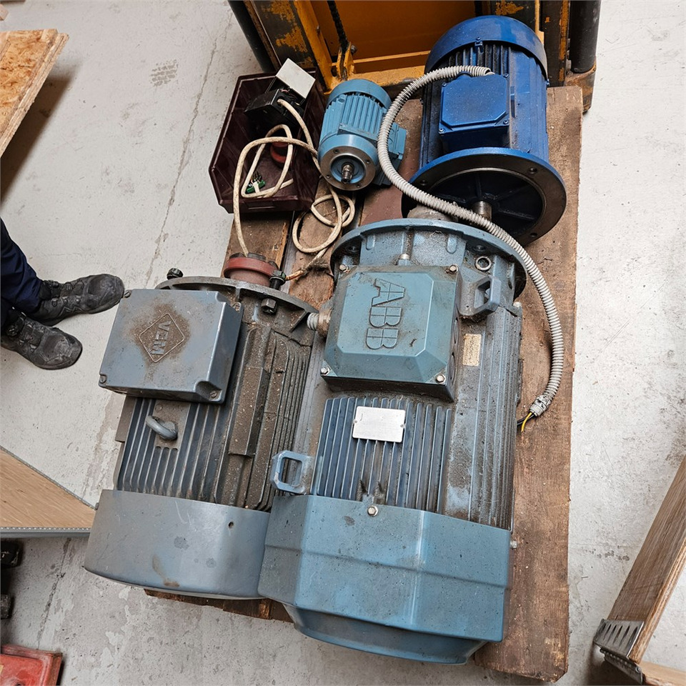 ABB MT80A19F100-2 / M3AA180MLB4 - Εργαλειομηχανή: φωτογραφία 3 ABB MT80A19F100-2 / M3AA180MLB4 - Εργαλειομηχανή: φωτογραφία 3