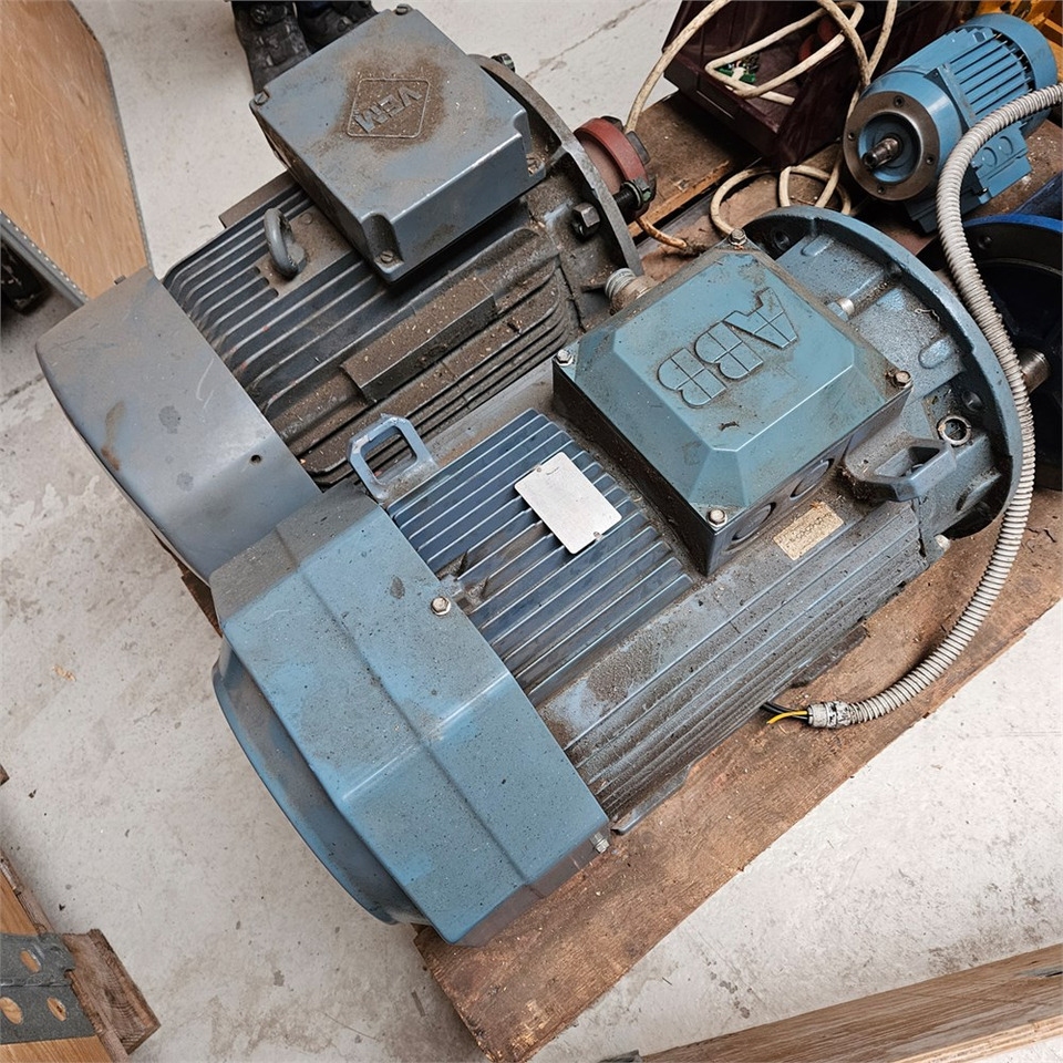 ABB MT80A19F100-2 / M3AA180MLB4 - Εργαλειομηχανή: φωτογραφία 2 ABB MT80A19F100-2 / M3AA180MLB4 - Εργαλειομηχανή: φωτογραφία 2