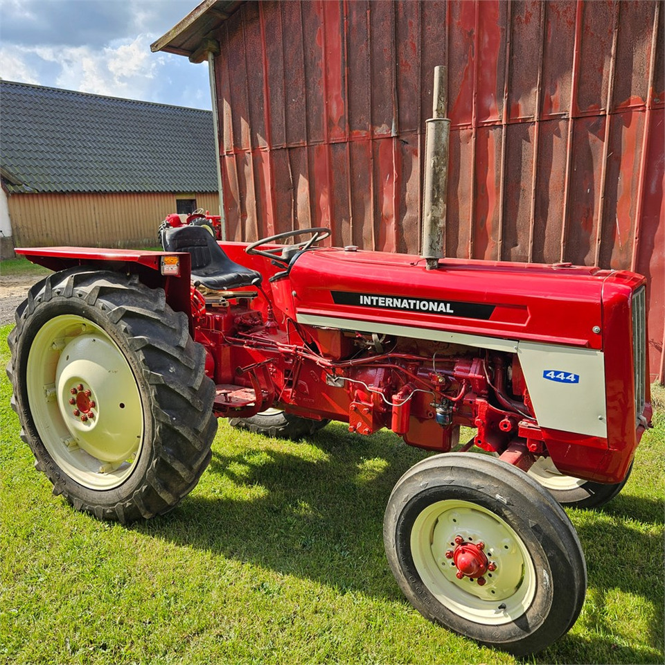 IH 444 - Τρακτέρ: φωτογραφία 1 IH 444 - Τρακτέρ: φωτογραφία 1