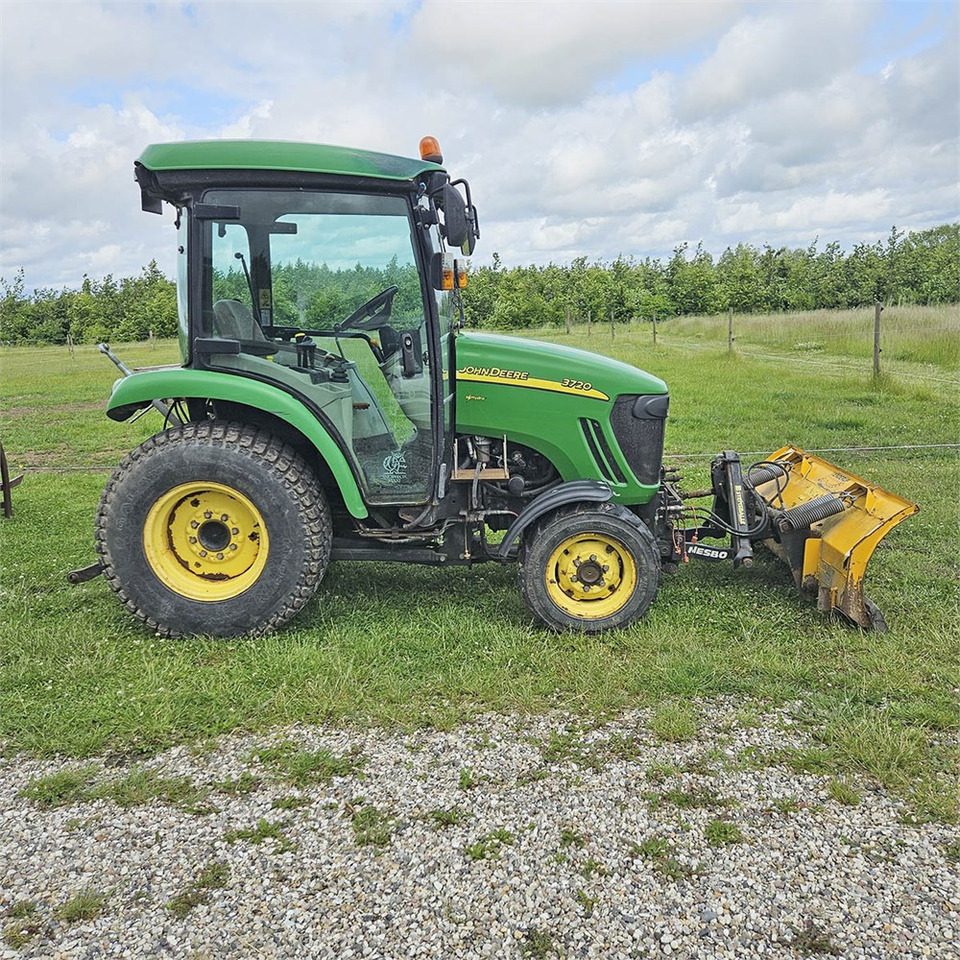 John Deere 3720 - Τρακτέρ: φωτογραφία 2 John Deere 3720 - Τρακτέρ: φωτογραφία 2