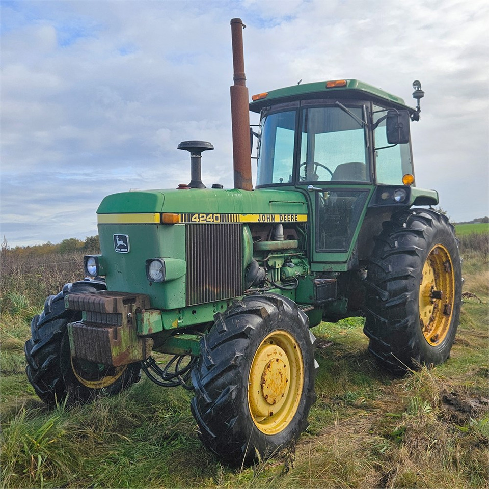 John Deere 4240 - Τρακτέρ: φωτογραφία 3 John Deere 4240 - Τρακτέρ: φωτογραφία 3