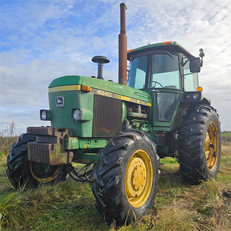 John Deere 4240 - Τρακτέρ: φωτογραφία 1 John Deere 4240 - Τρακτέρ: φωτογραφία 1