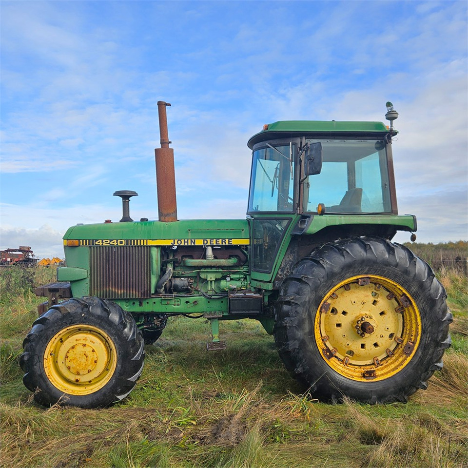 John Deere 4240 - Τρακτέρ: φωτογραφία 2 John Deere 4240 - Τρακτέρ: φωτογραφία 2