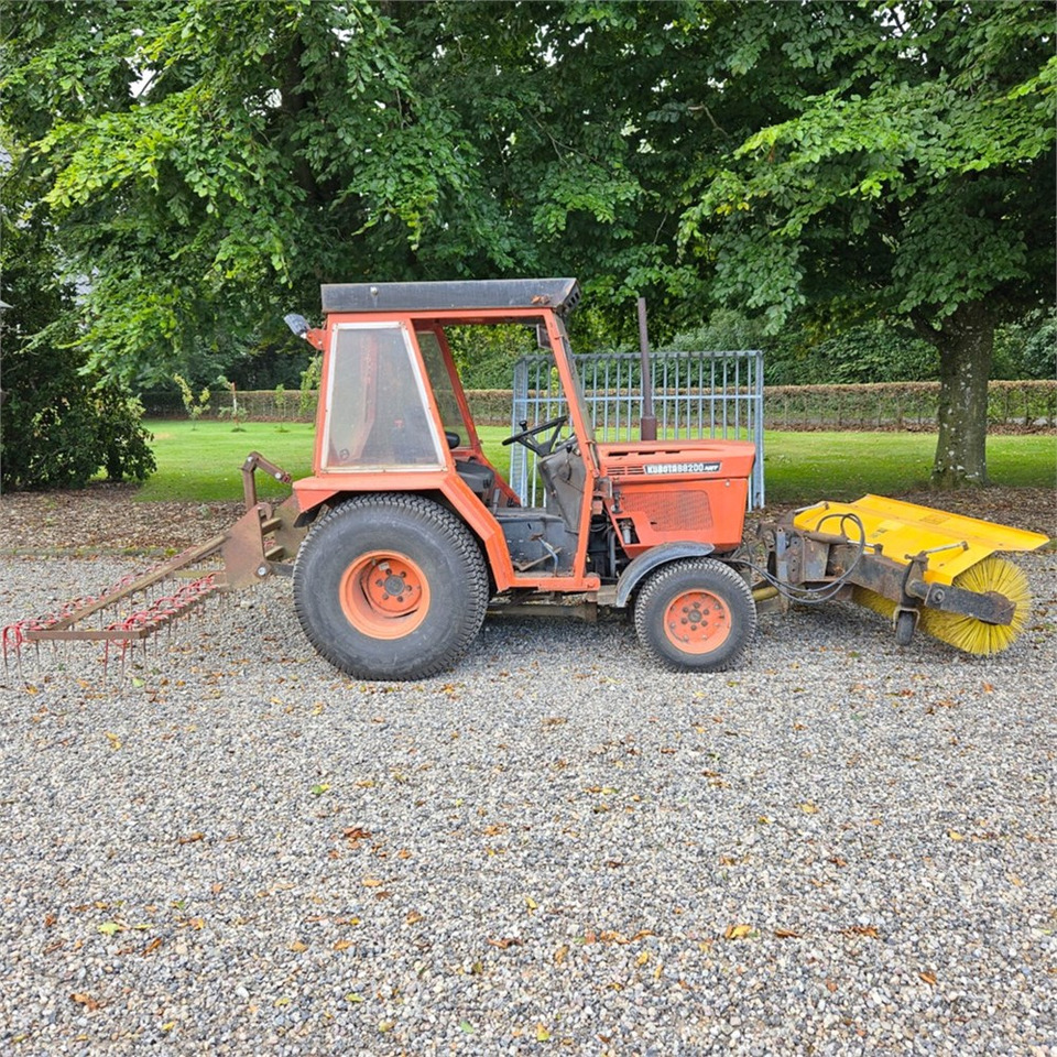 Kubota B8200 - Δημοτικό τρακτέρ: φωτογραφία 4 Kubota B8200 - Δημοτικό τρακτέρ: φωτογραφία 4